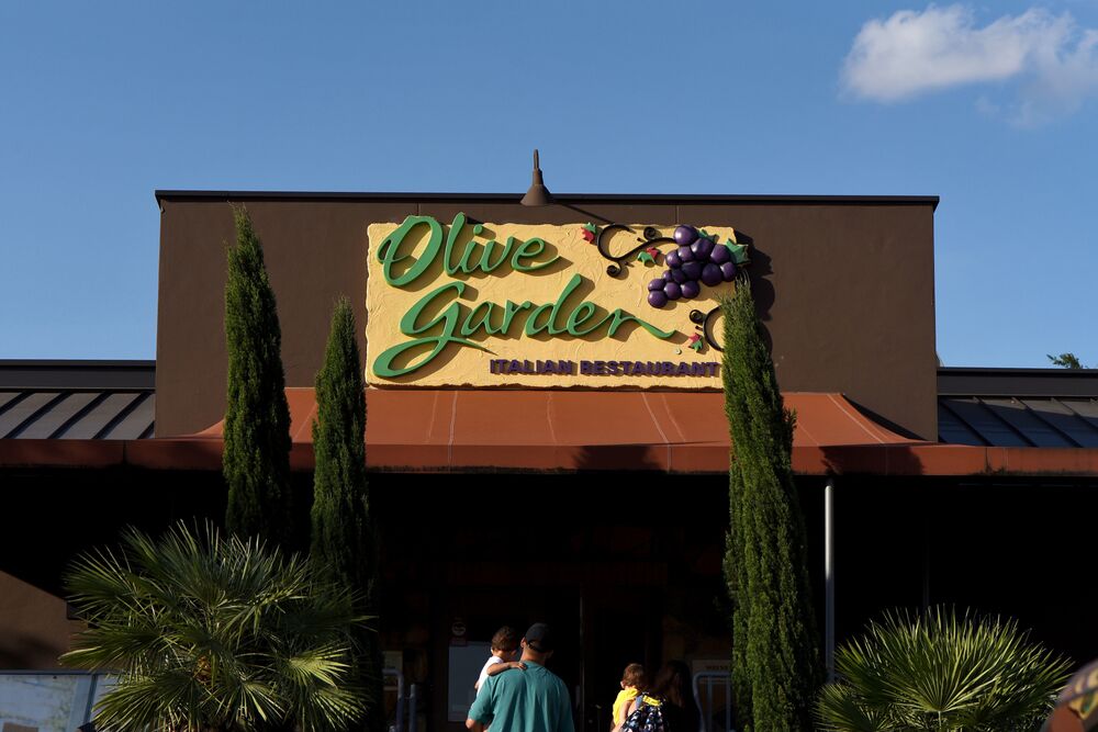 Darden Dri Shares Fall On Decline In Traffic At Olive Garden