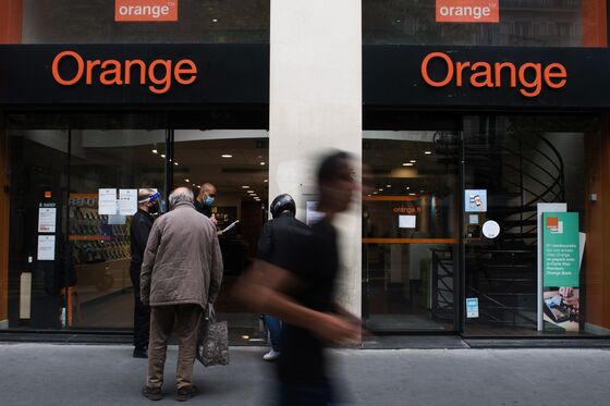 Orange Weighs Sale of 1 Billion-Euro Polish Fiber Stake