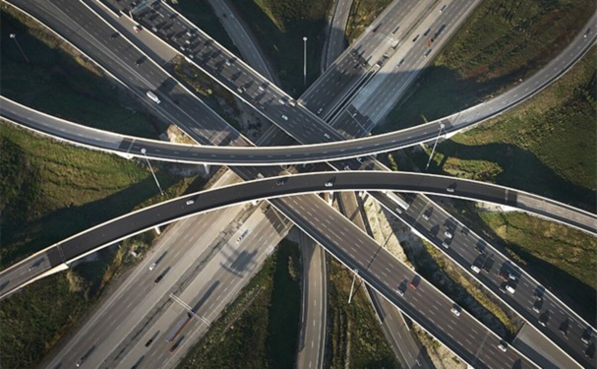 Пересечение дороги фото This Highway Hunter Captures Interchanges From the Sky - Bloomberg