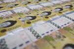 A sheet of South Korean 50,000 won banknotes is seen at the Korea Minting, Security Printing &amp; ID Card Operating Corp. (KOMSCO) factory in Geyongsan, South Korea, on Friday, May 29, 2015.&nbsp;
