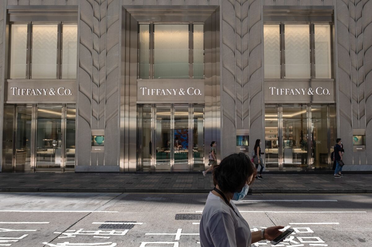 LVMH Fights Fast-Tracking Tiffany's 
