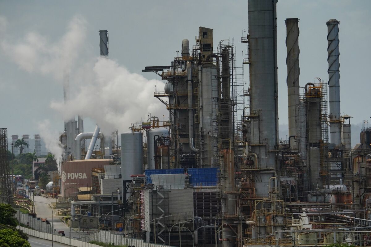 bloomberg.com - Patricia Garip - Venezuela Revises Oil Contract Terms to Entice Wary Investors