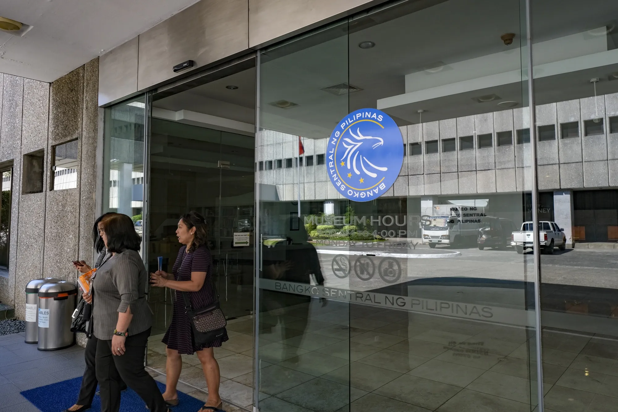 Philippines Keeps Key Rate Unchanged as Inflation Nears Target