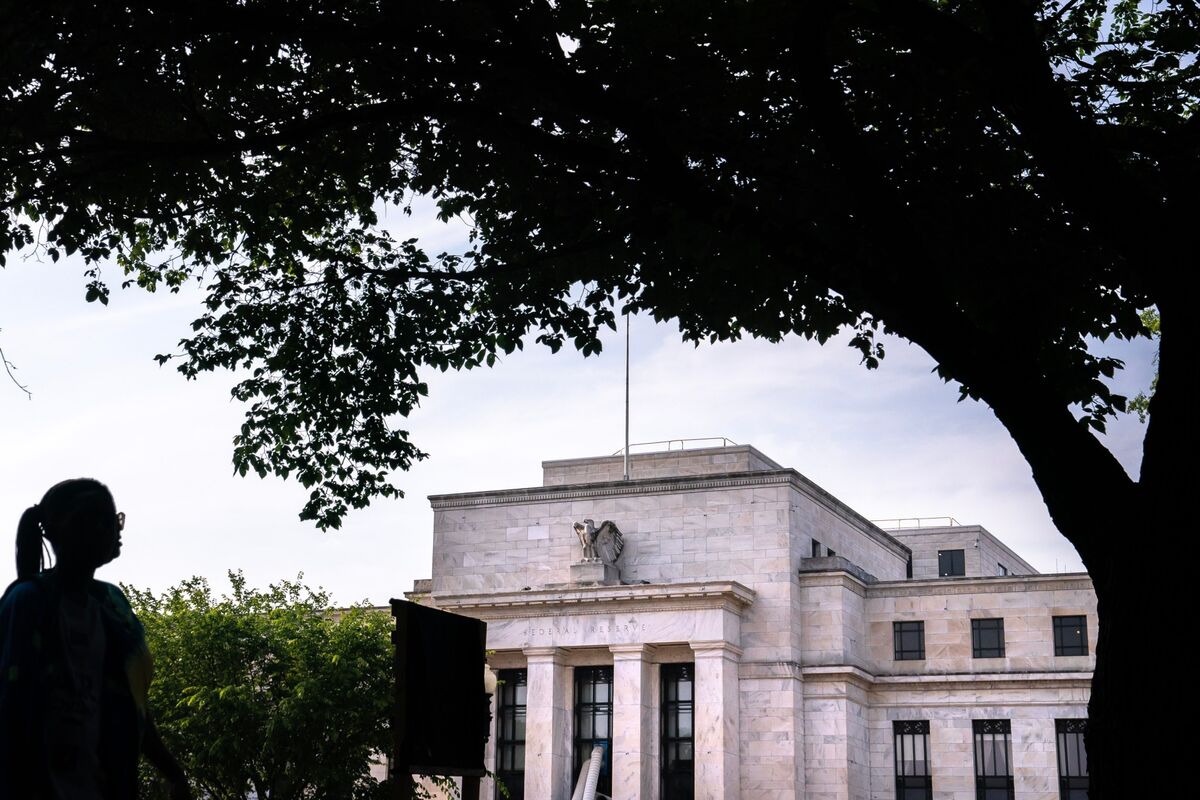Bond Traders Are Hedging Risk Fed Pivots to Rate Cuts in 2027