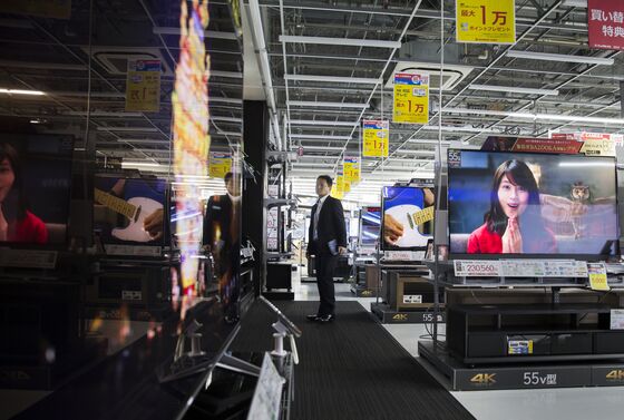 Bargain-Hunting Chinese Make Japanese Retail King a Billionaire