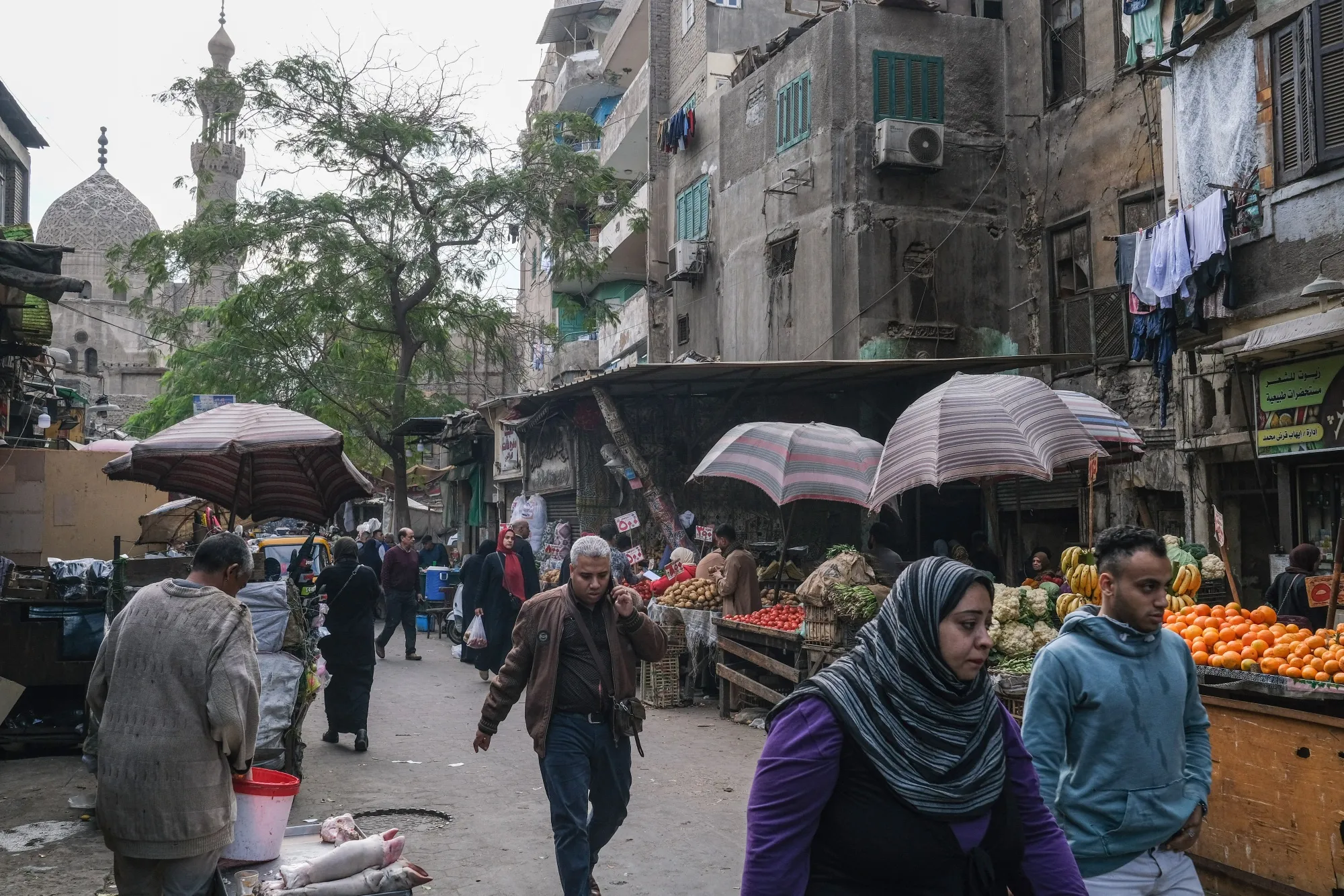 Customers shop at a food market in the Al-Khalifa district of Cairo, Egypt, on Saturday, Jan. 7, 2023. Egypt’s urban inflation accelerated at its fastest pace in five years as several rounds of currency devaluation filtered through to consumers.