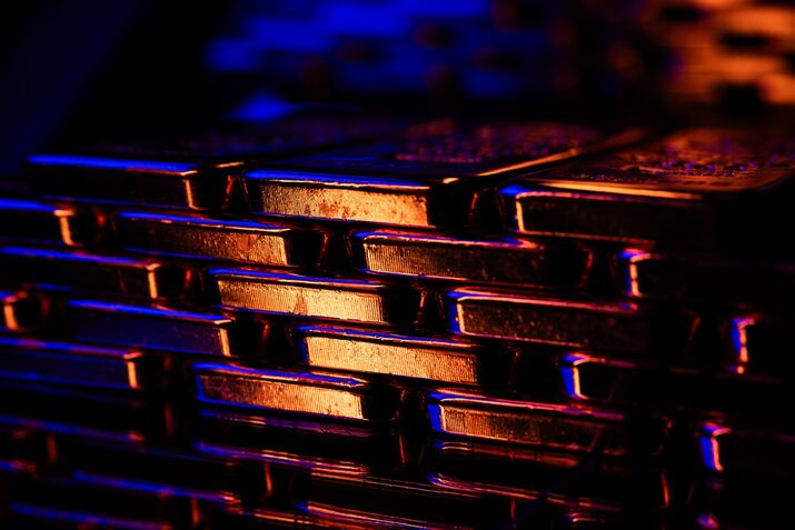 Gold Rises to Record as Weaker Dollar Extends Scorching Rally