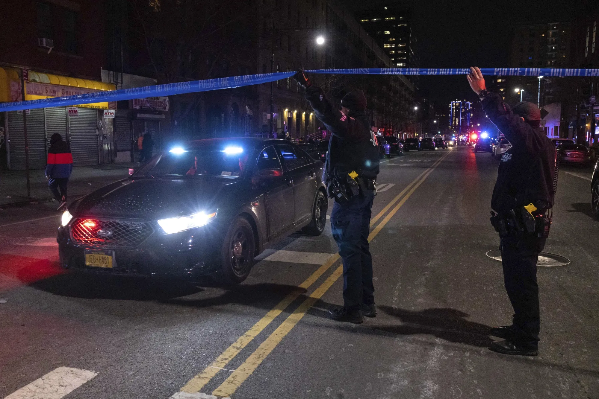 1 NYPD Officer Killed, 1 Severely Injured in Harlem Shooting - Bloomberg
