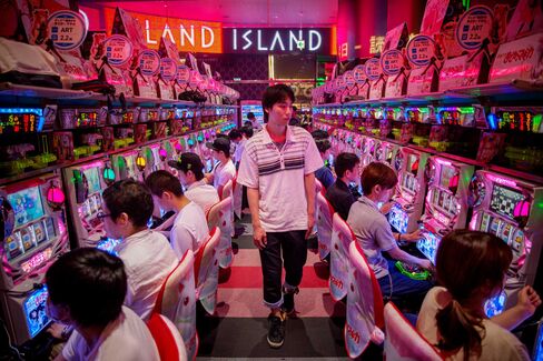 スロットマシーンで遊ぶカジノ客