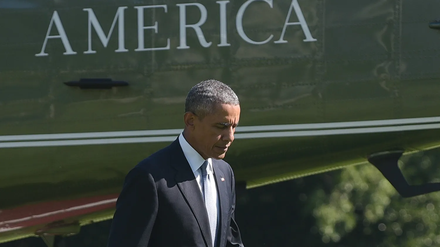 US President Barack Obama walks across the South Lawn of the White House on September 16, 2015 in Washington, DC.

