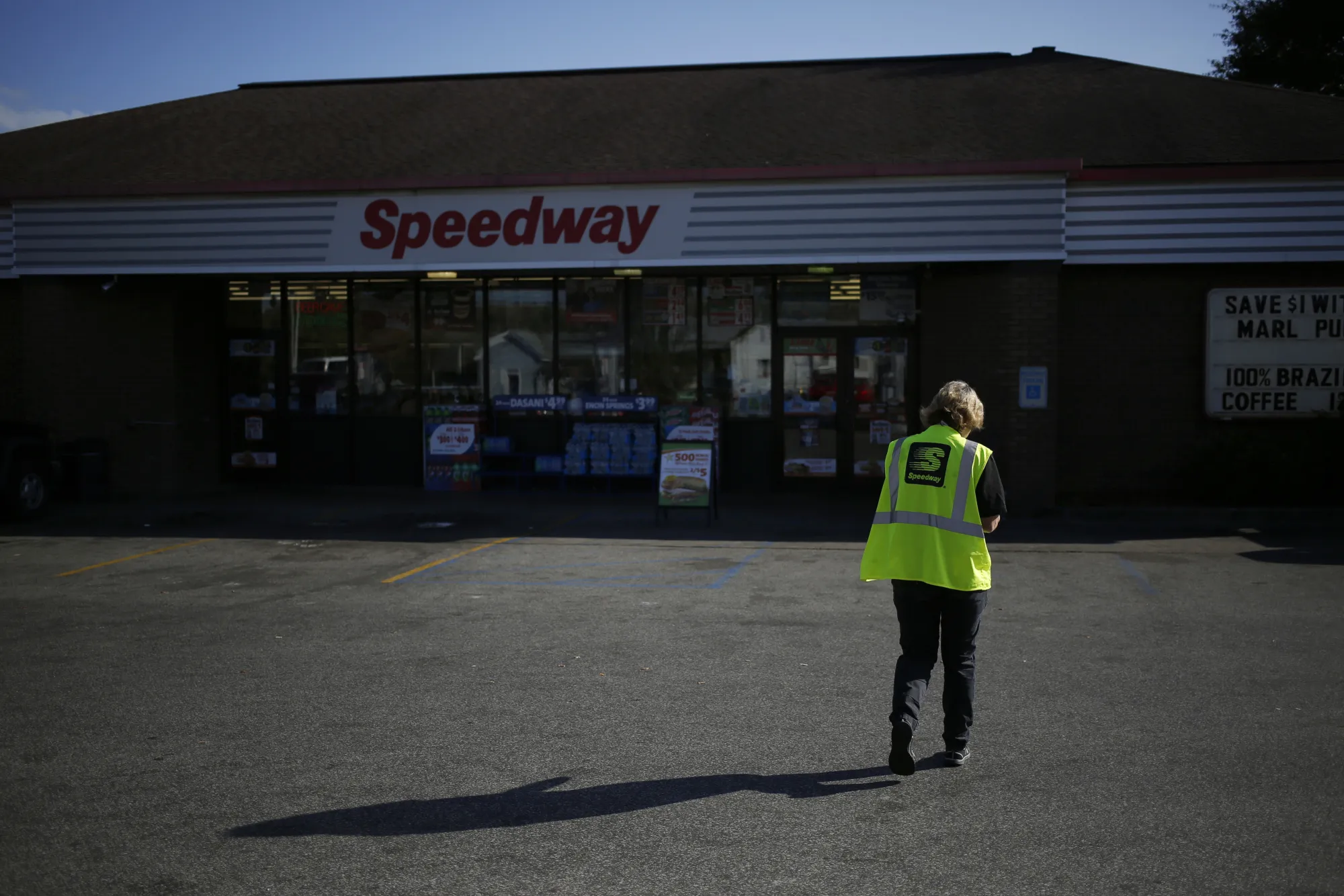 A Marathon Petroleum Corp. Refinery And Speedway Gas Station Ahead Of Earnings Figures