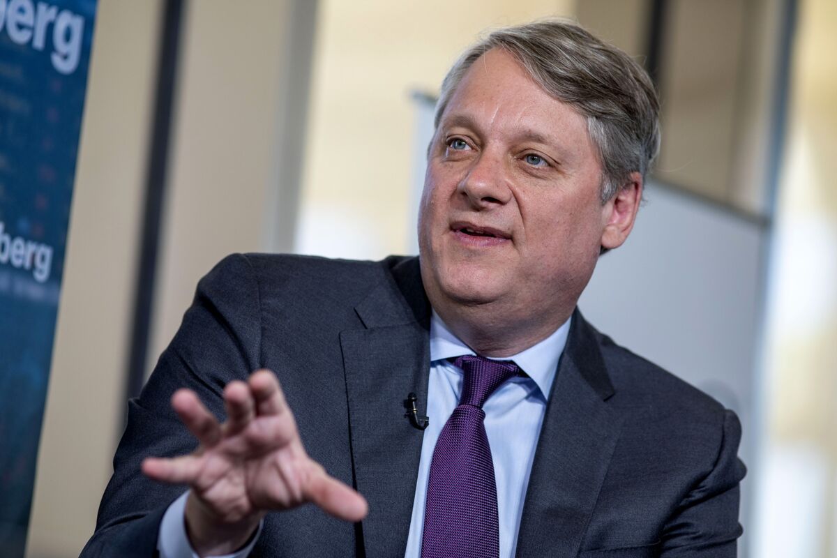 Pimco's Ivascyn Says to Stay 'Patient' as Income Fund Lags Peers - Bloomberg