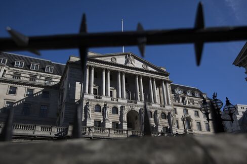 Bean Says BOE Giving a ‘Clear Signal’ Rate Increase Not Imminent