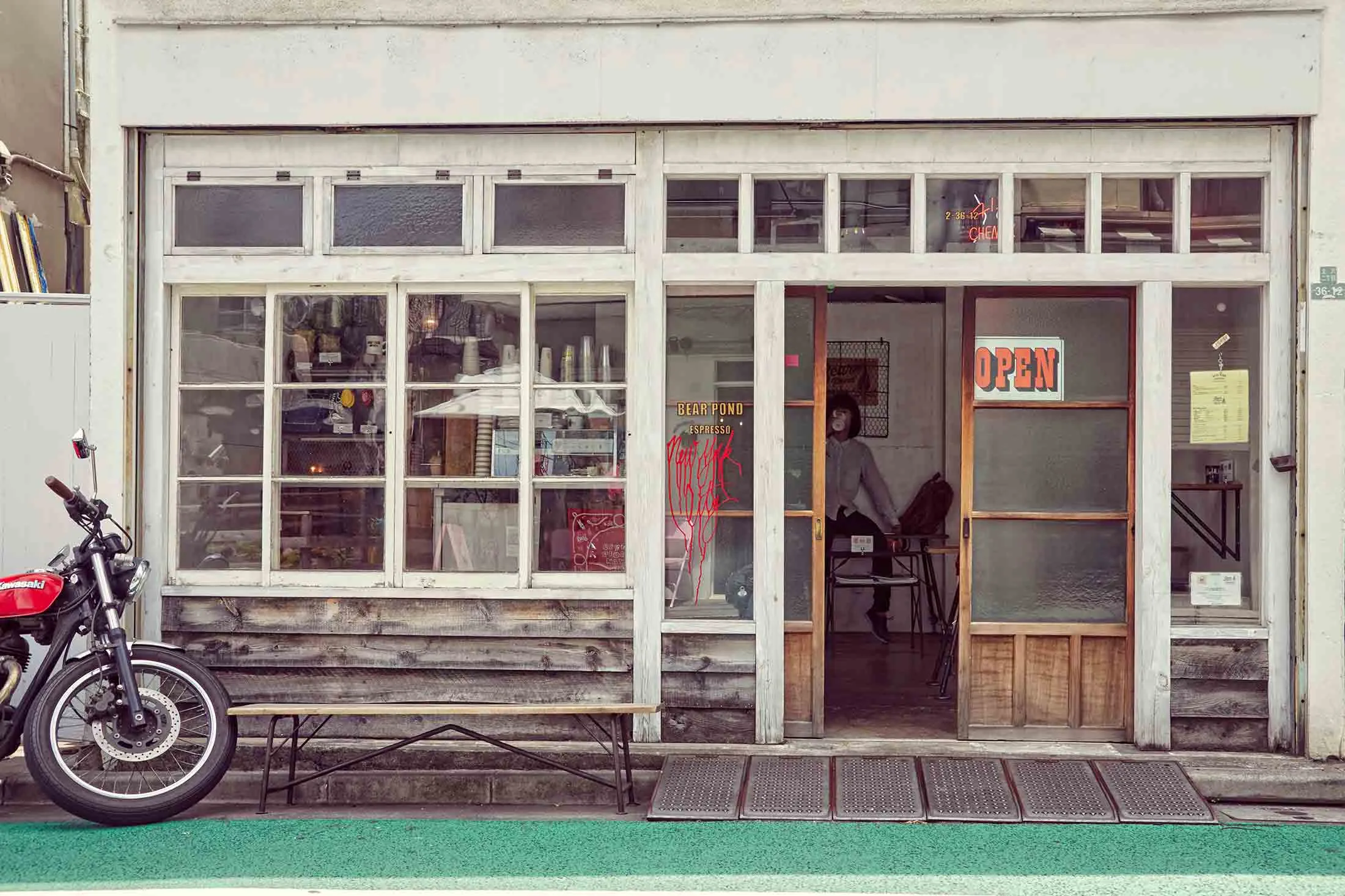 Bearpond Espresso is&nbsp;one of Tokyo's top coffee purveyors. The tiny cafe, located in the trendy Shimokitizawa district, attracts coffee lovers from around the world.