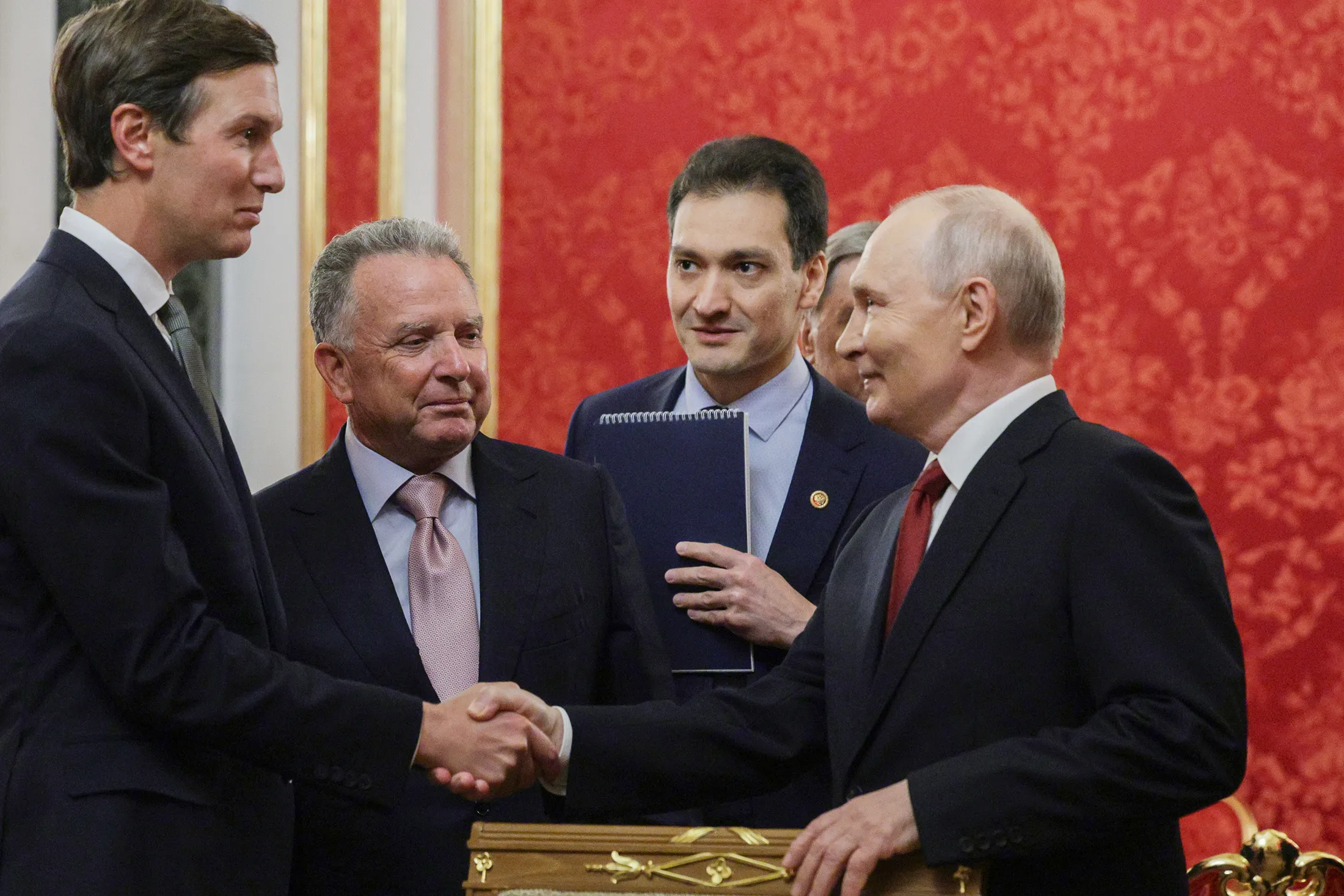 US Envoys Push Moscow Peace Deal