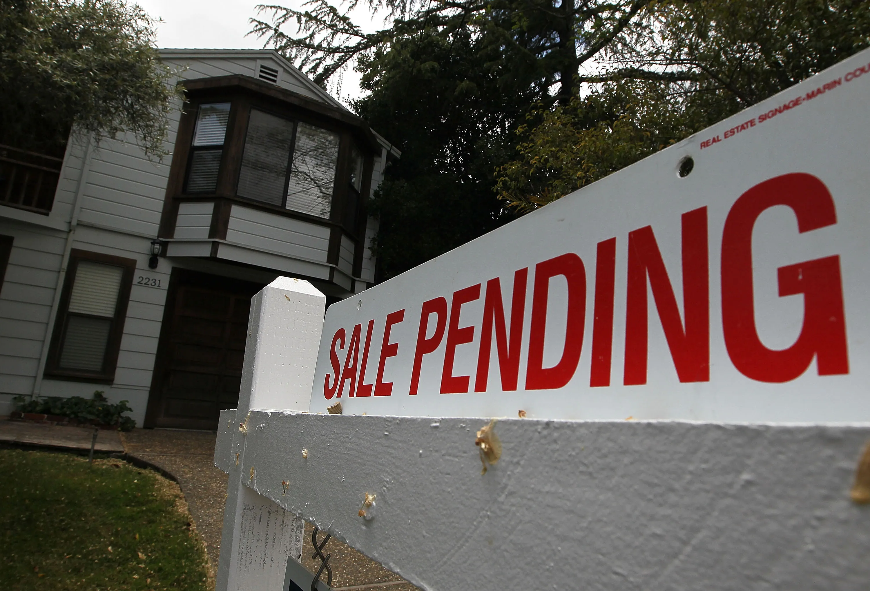 A "sale pending" sign&nbsp;in front of a home&nbsp;in San Rafael, California.&nbsp;