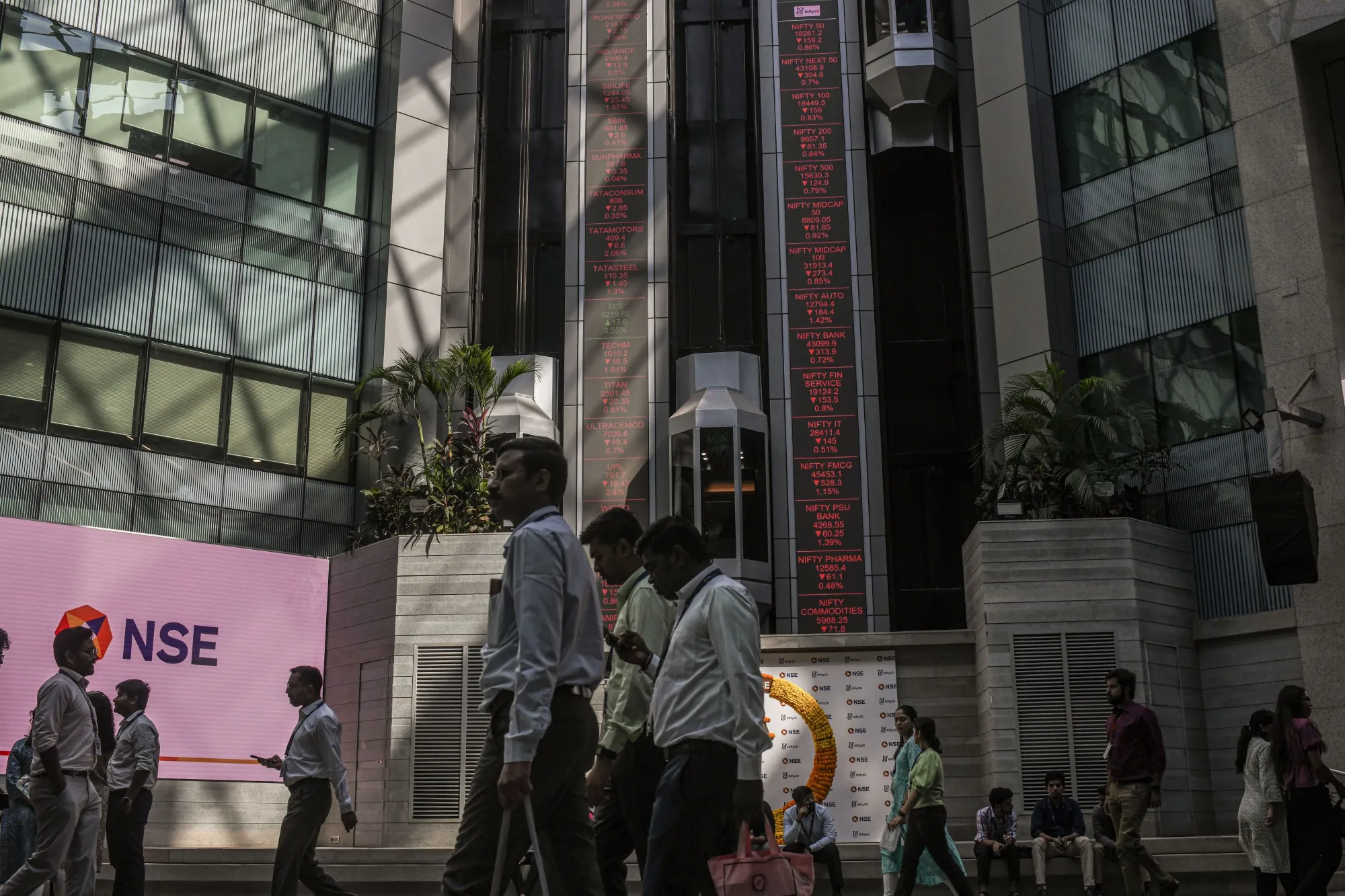 Indian stocks attracted nearly $6 billion from international investors this quarter, according to Bloomberg-compiled&nbsp;data.