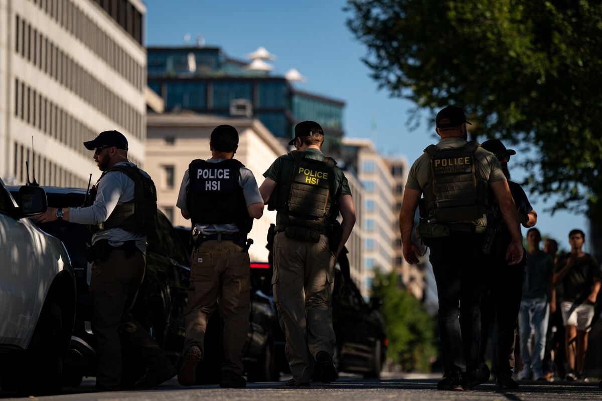 Trump Restricts Migrant Work Permits in Immigration Crackdown Trump Restricts Migrant Work Permits in Immigration Crackdown