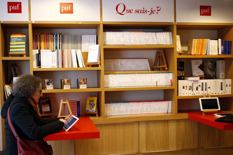 A customer browses through the Libraries des Puf's selection on a tablet.