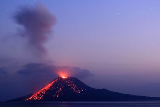 Indonesia Raises Volcano Alert After Tsunami That Killed Hundreds
