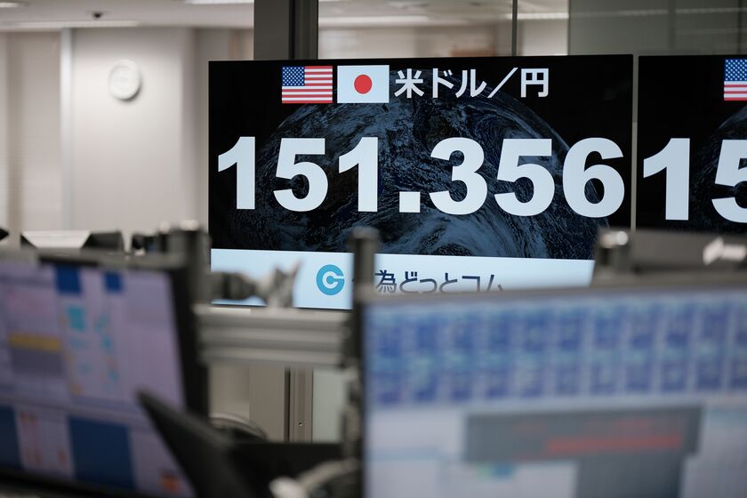 Inside Currency Trading Room As Yen's Slide to 34-Year Low Sparks Japan Warning