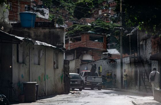 Sections of Caracas Paralyzed by Shootouts Between Gangs and Cops