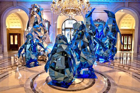 Mirrored penguins and polar bears in the lobby of the Four Seasons Paris. Designed and created by artistic director Jeff Leatham.