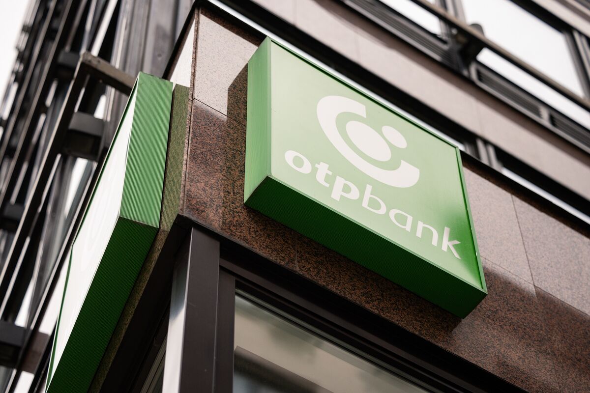 Hungary’s Biggest Bank Looks at How to Exit From Russia