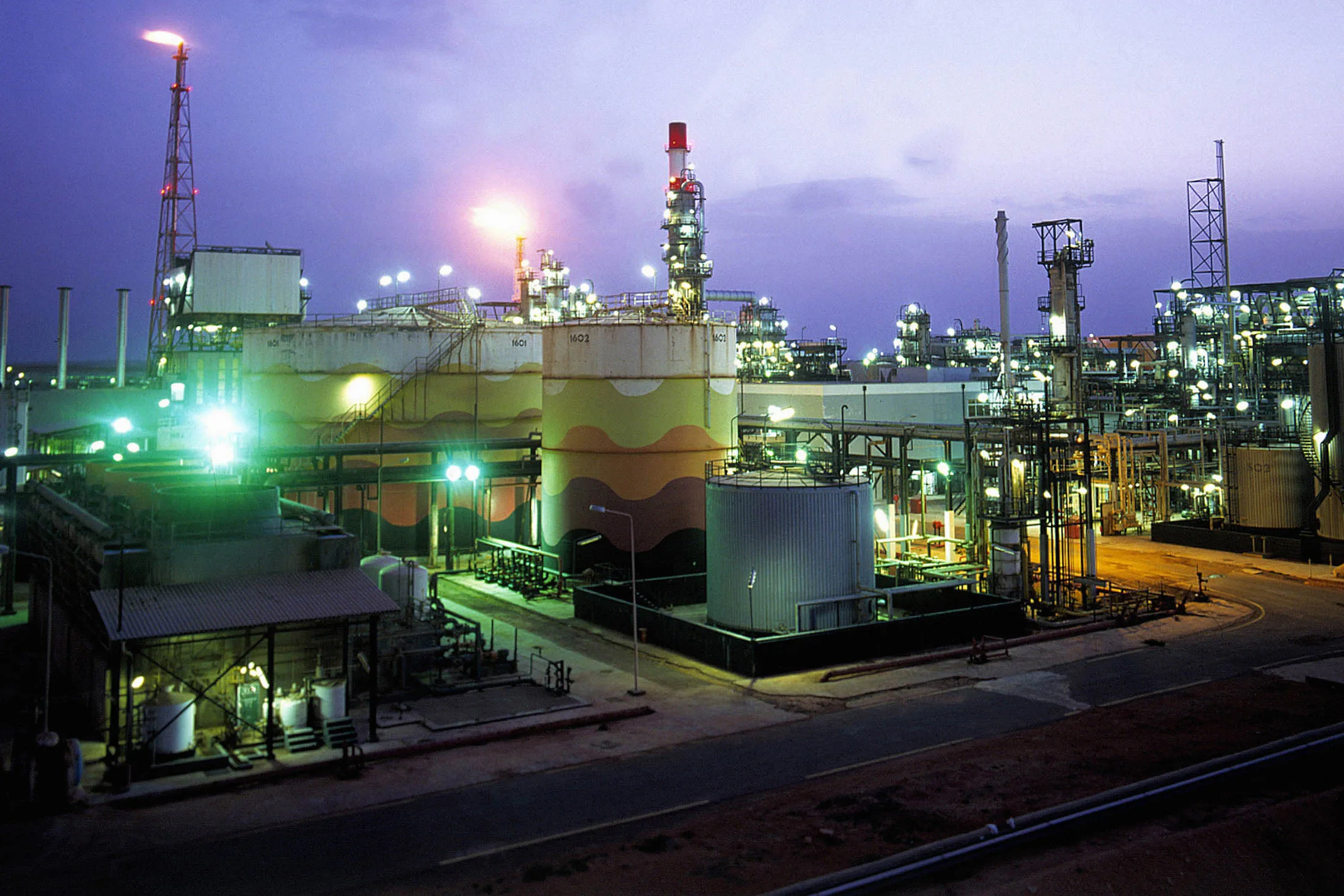 NATEC is the first company of oil refinery in Algeria. The company has five oil rafineries along the country, which can exploit about 22 Millions tons of crude oil per year. Algeria oil stocks are evaluated at 11,4 Billions tons of crude barrels. Here the Arzew refinery.
