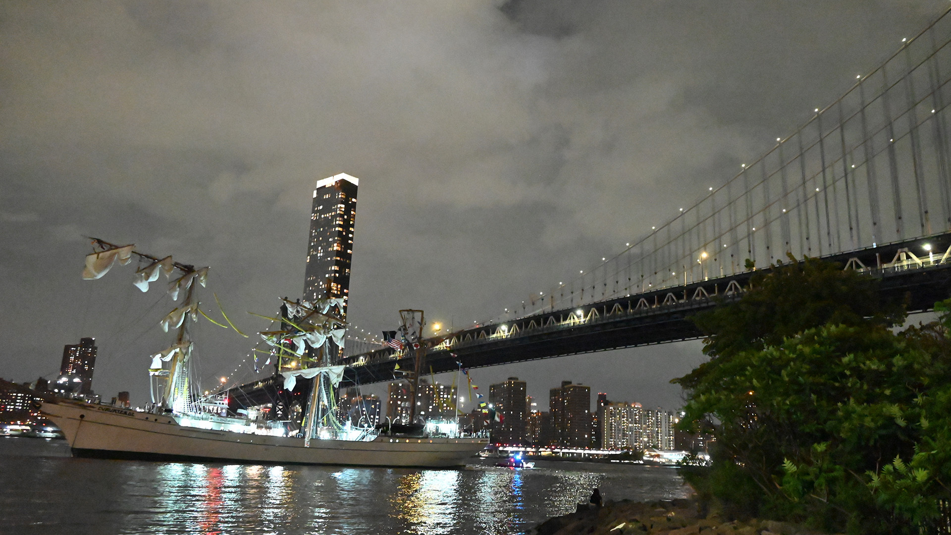 Watch Mexican Naval Vessel Hits Brooklyn Bridge - Bloomberg