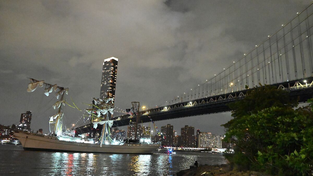 Mexican Naval Vessel Hits Brooklyn Bridge