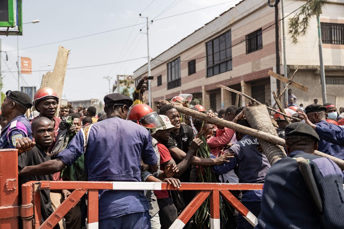 Congo, Rwanda Agree To De-Escalate Tensions After Luanda Summit - Bloomberg