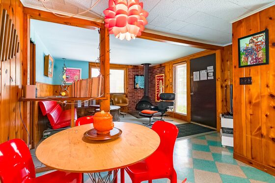 The B-52s’ Kate Pierson Is Selling Her Woodstock-Area Motel
