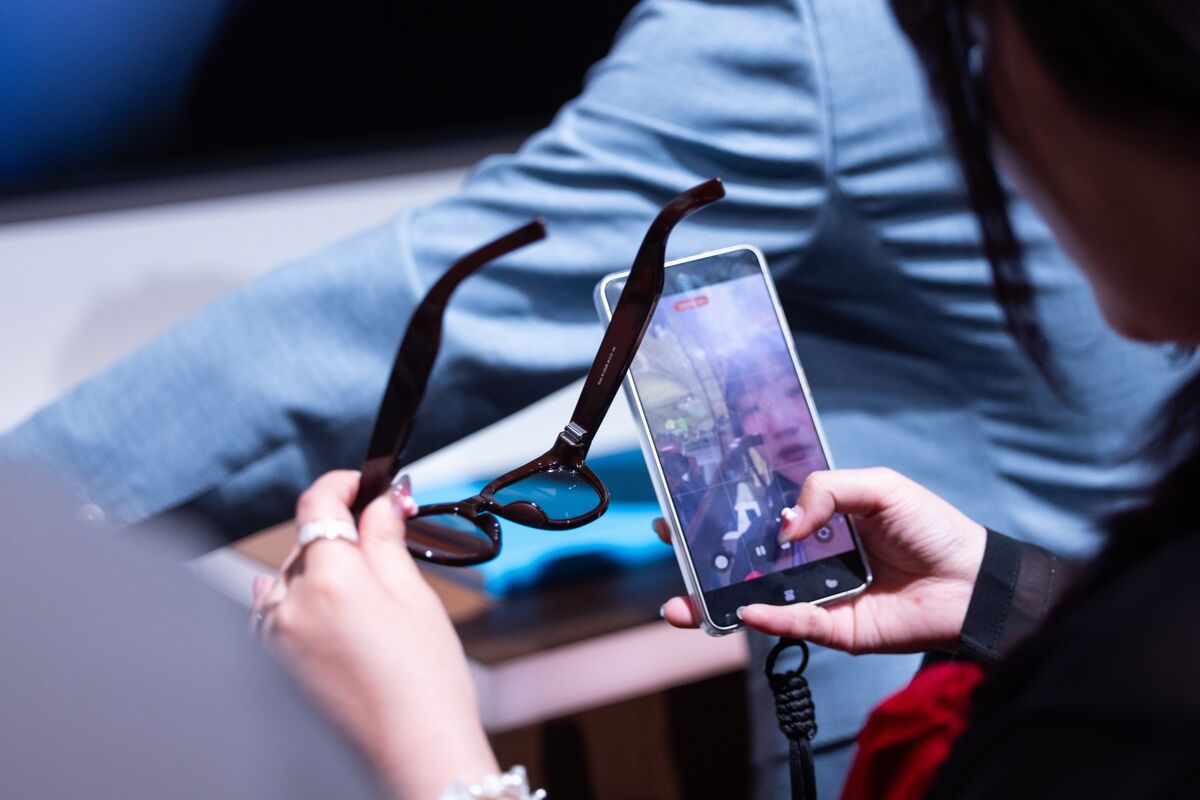 Samsung’s New Smart Glasses Show They’re Still Tethered to the Phone