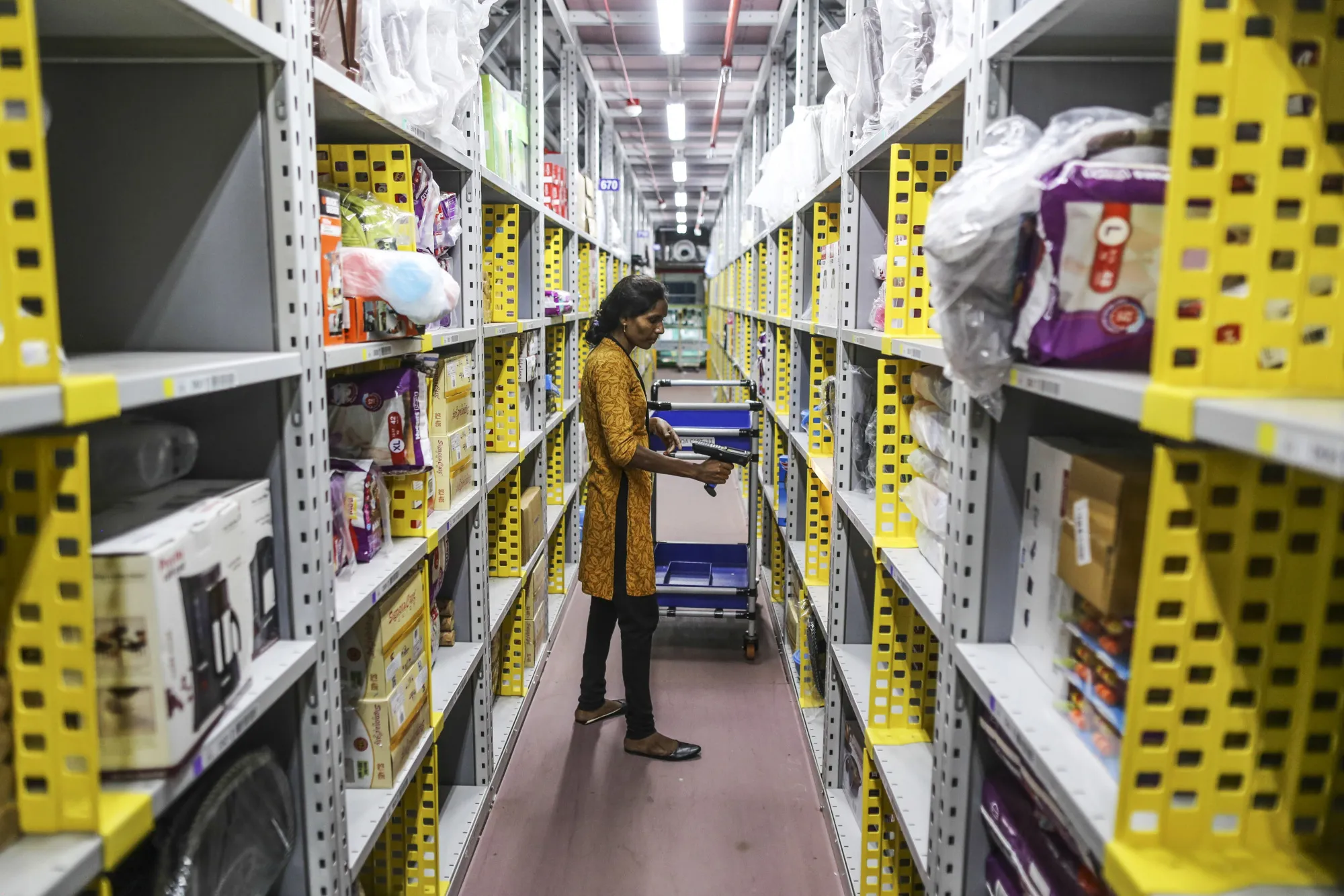 Inside Amazon.com's Biggest Fulfillment Centre in India 