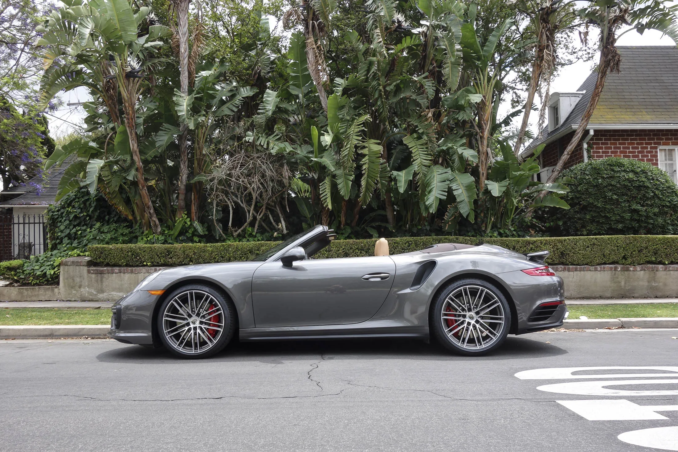 ポルシェ911ターボ、まさに能ある鷹は爪隠す-地味だが高性能で低燃費