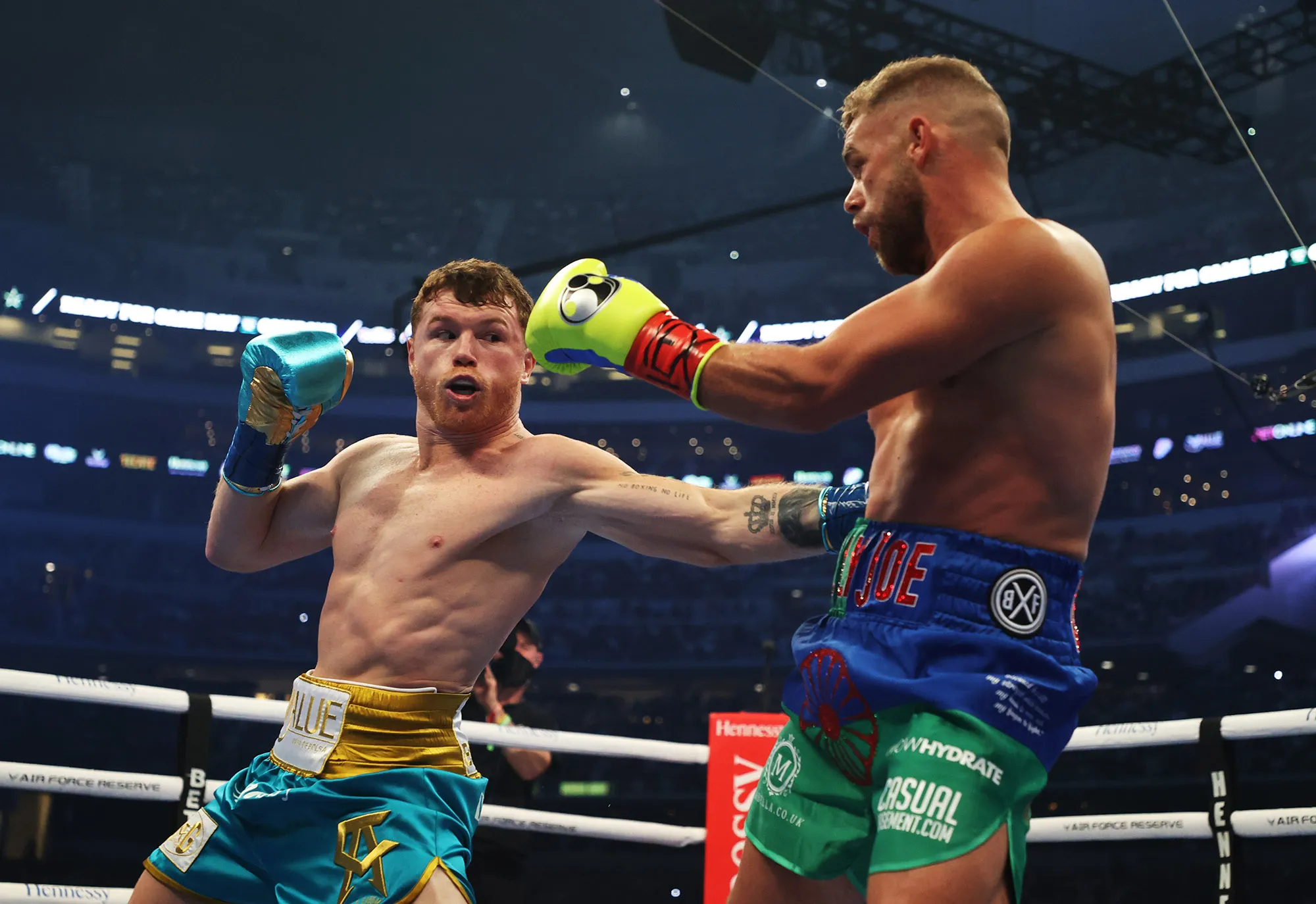 Canelo Alvarez punches Billy Joe Saunders during their match in Arlington, Texas on May 8.