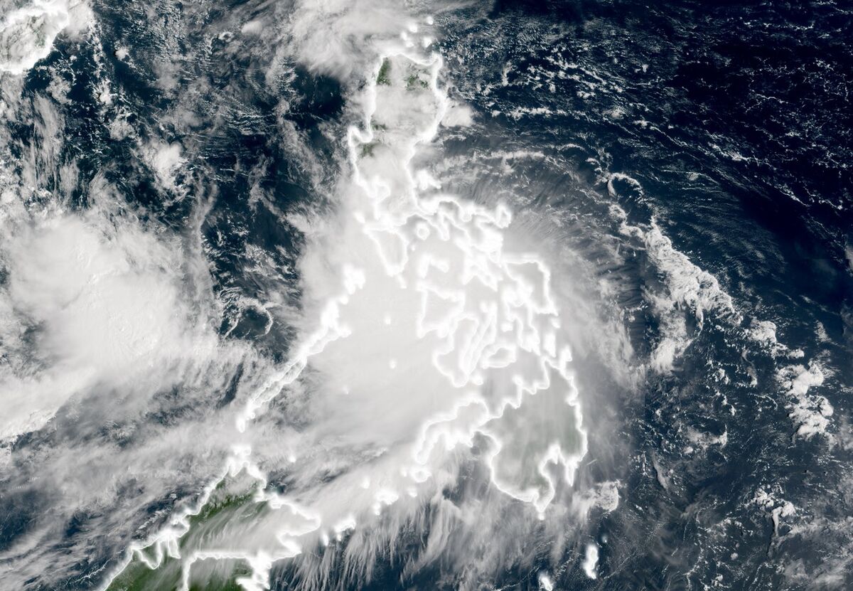 Philippines Halts Currency Trading as Storm Bualoi Shuts Offices