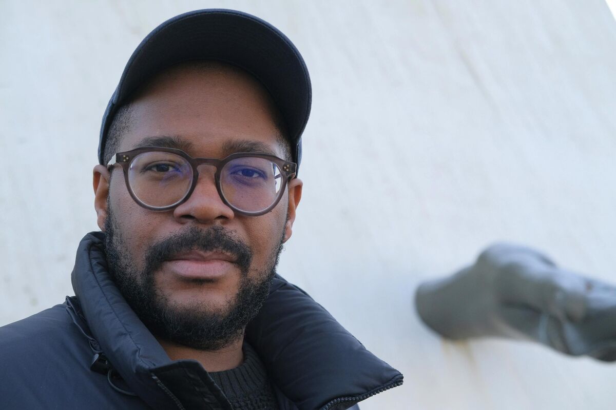 A Literary Celebrity Points Fingers at the Art World