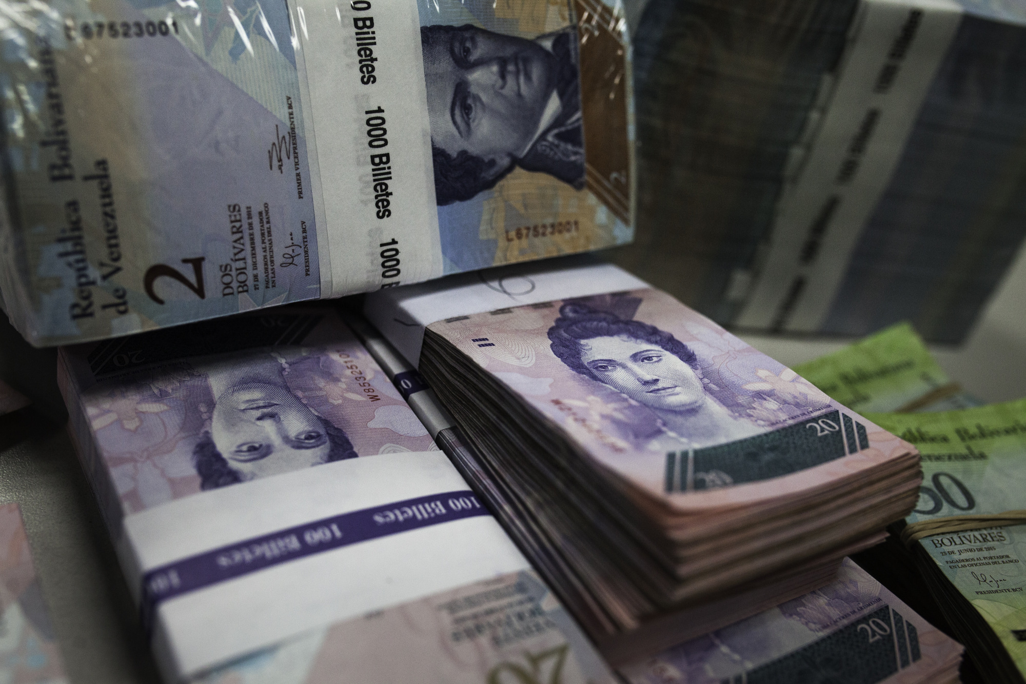 Venezuela’s Black Market Comeback Hints At Looming Devaluation - Bloomberg