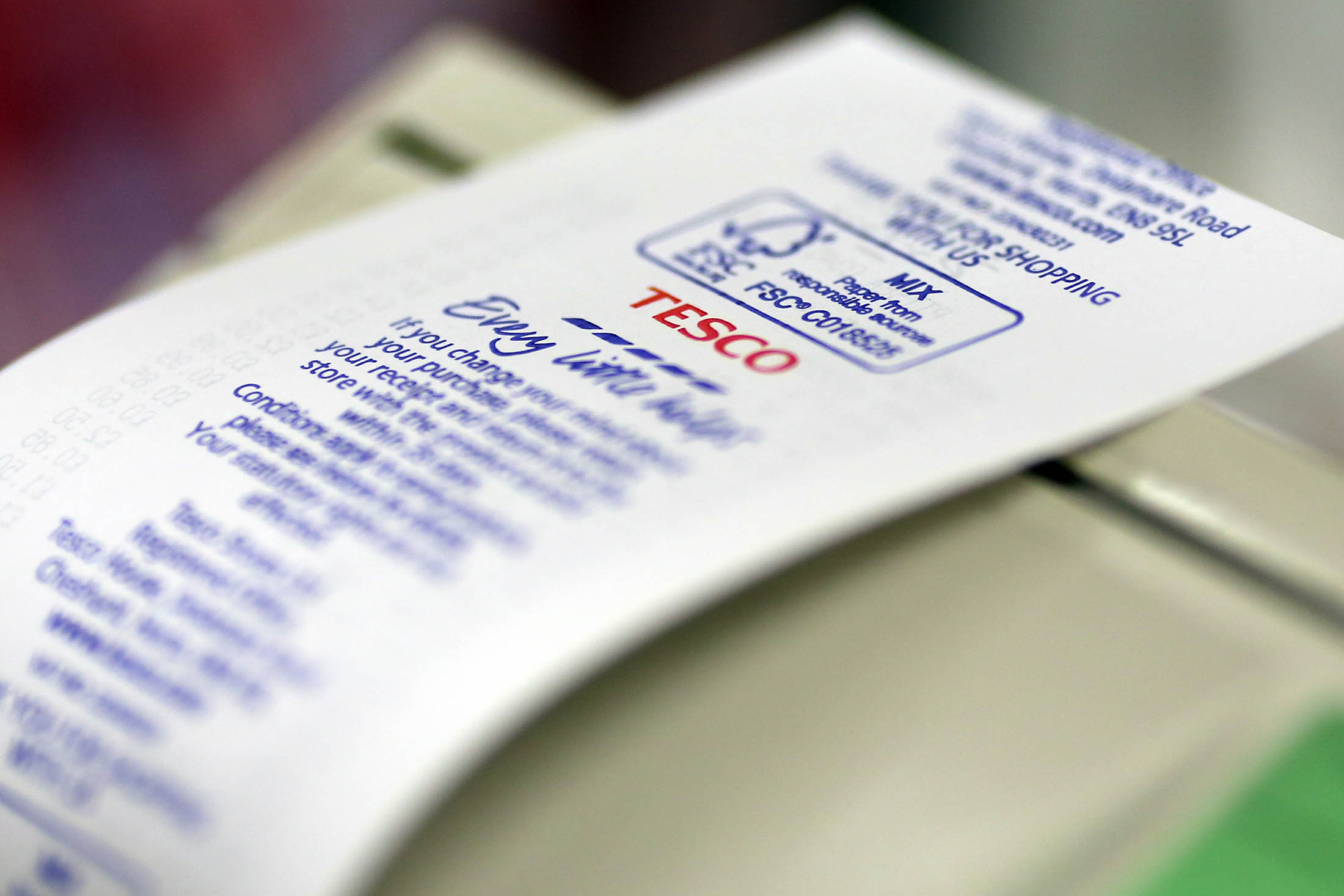 A Tesco logo sits on the back of a receipt at the Tesco Basildon Pitsea Extra supermarket, operated by Tesco Plc, in Basildon, U.K., on Tuesday, Dec. 1, 2015. Many European food retailers are coming to terms with persistently low inflation as well as consumers who remain frugal yet purchase food more frequently.

