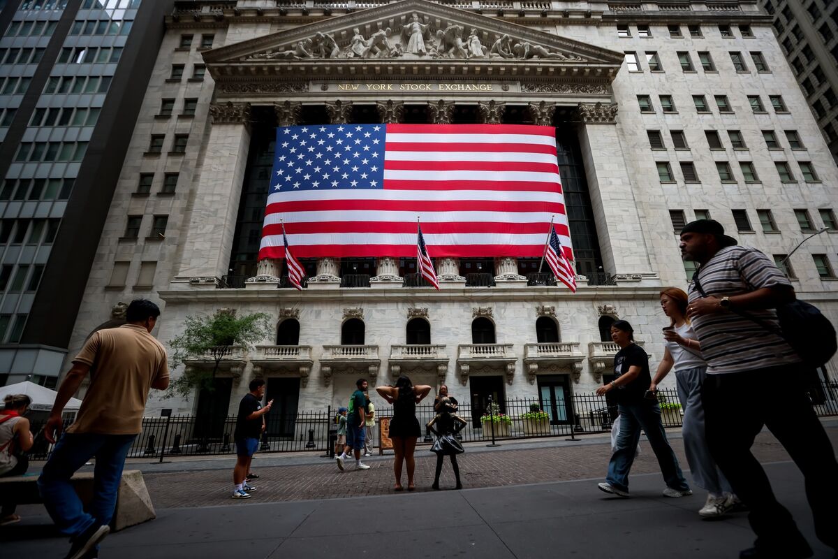 ブルームバーグのニュース記事「【米国市況】主要株価指数が最高値、CPIで利下げへの環境整う」の画像