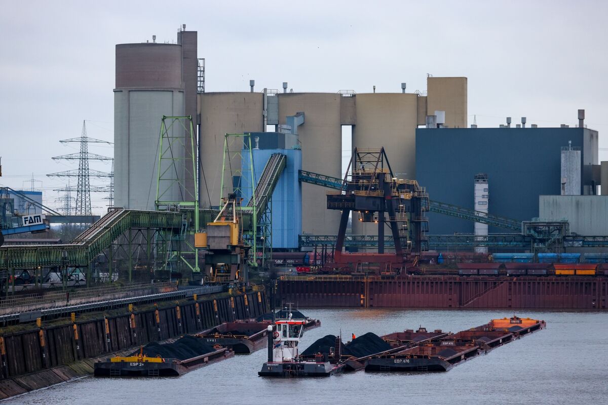 bloomberg.com - Suzanne Lynch - EU Returns to Its Roots as it Shores Up the Steel Industry