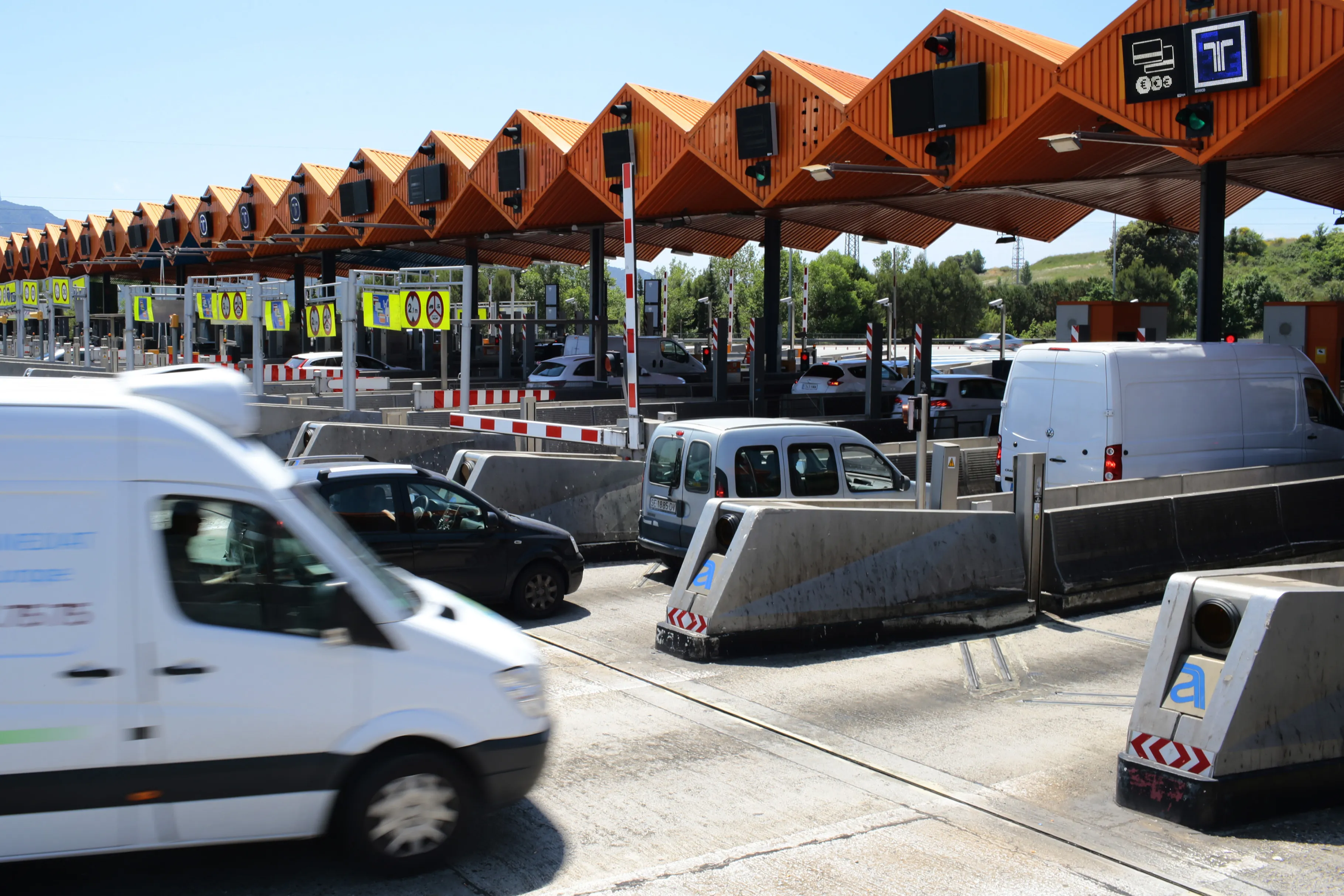 Spanish toll road operator Abertis Infraestructuras is looking to buy back the remaining €500 million of a perpetual hybrid bond that is first callable in January.
