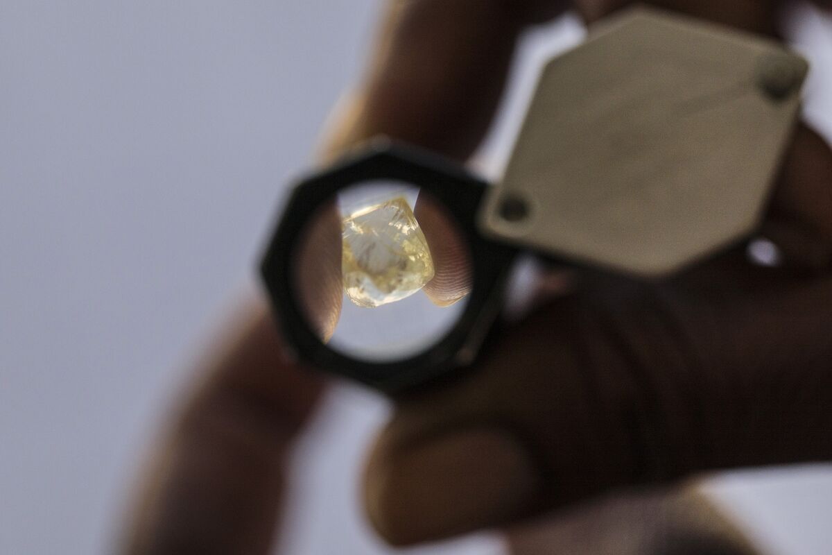 Anglo Said to Be in Talks to Sell De Beers for About $1 Billion