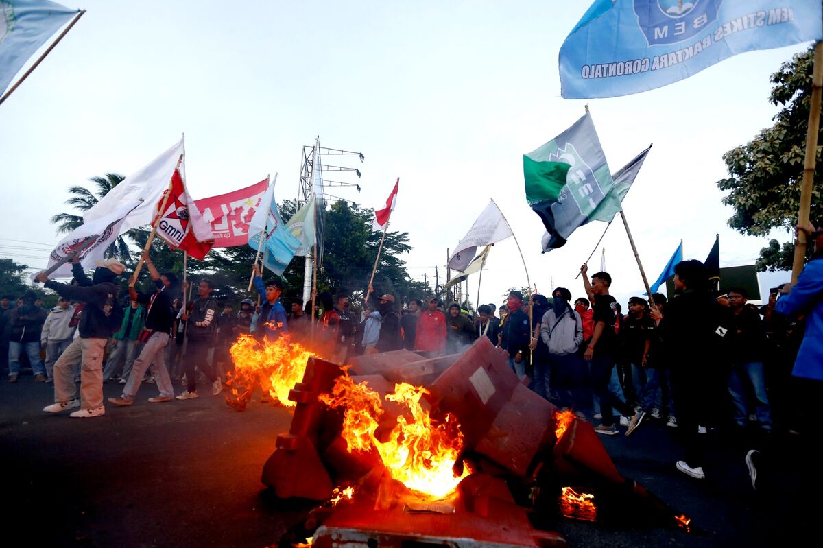 Fitch Says Severe Unrest May Weigh on Indonesia’s Credit Profile
