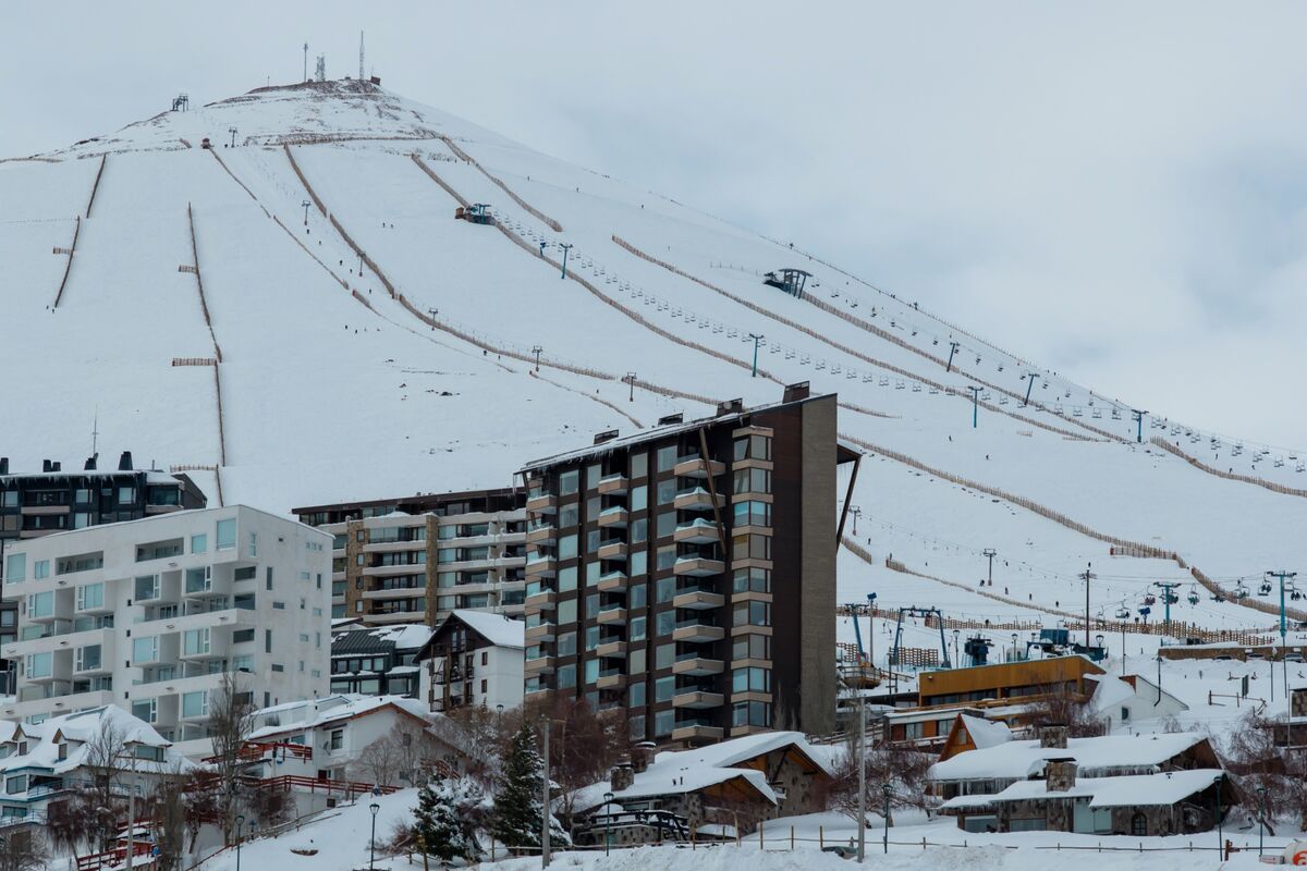 bloomberg.com - Carolina Gonzalez - Brazilians Pour Into Chile as Winter Deluges Reopen Ski Resorts