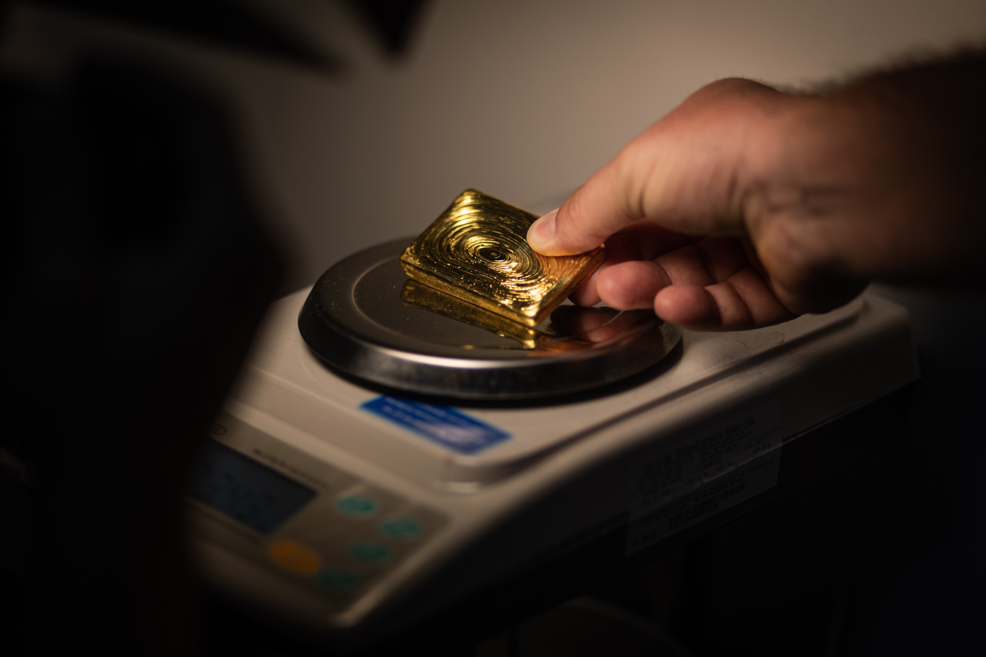 Gold Hits New Record After Fed Maintains Rate-Cut Plan - Bloomberg