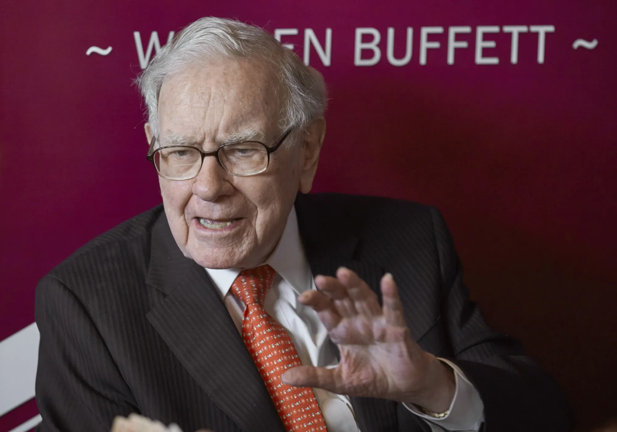 Warren Buffett, chairman and chief executive officer&nbsp;of Berkshire Hathaway Inc., raised his holdings in Japan’s major trading houses.