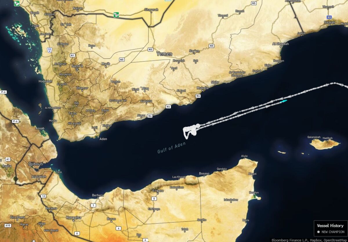 Chinese Supertanker U-Turns to Shun Red Sea Amid Houthi Blockade